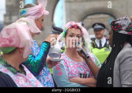 London, England. August 2021. Extinction Rebellion Demonstranten, die als Teeladinnen auf der Tower Bridge gekleidet waren, nahmen an der „The Impossible Tea Party“-Demonstration Teil, als Teil der UK Rebellion von Extinction Rebellion. Kredit: Jessica Girvan/Alamy Live Nachrichten Stockfoto