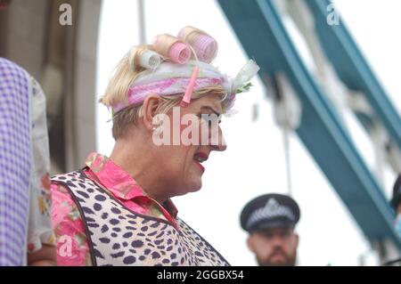 London, England. August 2021. Extinction Rebellion Demonstranten, die als Teeladinnen auf der Tower Bridge gekleidet waren, nahmen an der „The Impossible Tea Party“-Demonstration Teil, als Teil der UK Rebellion von Extinction Rebellion. Kredit: Jessica Girvan/Alamy Live Nachrichten Stockfoto