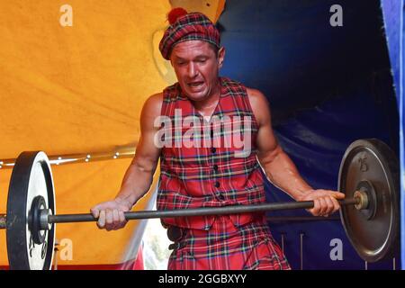 Kramatorsk, Ukraine. August 2021. Ein Künstler hat gesehen, wie er seine Bühnenrequisiten während der Kramatorsker Zeltshow wegnahm.traditionelle Zeltshows sind auch im 21. Jahrhundert bei Ukrainern jeden Alters sehr beliebt. Kredit: SOPA Images Limited/Alamy Live Nachrichten Stockfoto