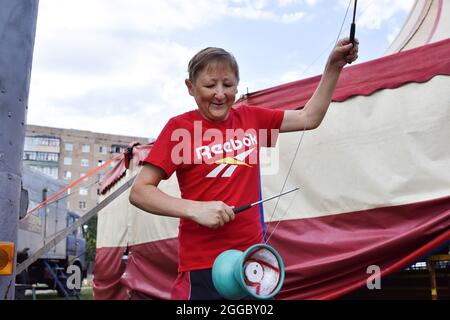 Kramatorsk, Ukraine. August 2021. Ein Künstler tritt während der Kramatorsker Zeltshow auf. Traditionelle Zeltshows sind im 21. Jahrhundert bei ukrainischen Menschen jeden Alters immer noch sehr beliebt. Kredit: SOPA Images Limited/Alamy Live Nachrichten Stockfoto