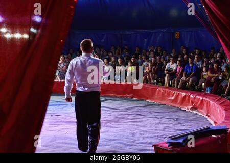 Kramatorsk, Ukraine. August 2021. Der Zeremonienmeister (MC) sah während der Kramatorsker Zeltshow Gespräche mit Zuschauern. Traditionelle Zeltshows sind im 21. Jahrhundert bei ukrainischen Menschen jeden Alters immer noch sehr beliebt. Kredit: SOPA Images Limited/Alamy Live Nachrichten Stockfoto