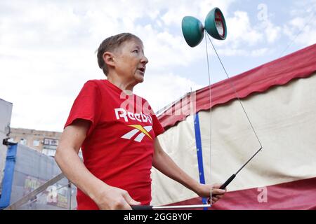 Kramatorsk, Ukraine. August 2021. Künstler tritt während einer Trainingseinheit vor der Show in einer Zeltshow in Kramatorsk, Ukraine, auf. Traditionelle Zeltshows sind im 21. Jahrhundert bei ukrainischen Menschen jeden Alters immer noch sehr beliebt. Während der Kramatorsk Zeltshow. Traditionelle Zeltshows sind im 21. Jahrhundert bei ukrainischen Menschen jeden Alters immer noch sehr beliebt. Kredit: SOPA Images Limited/Alamy Live Nachrichten Stockfoto