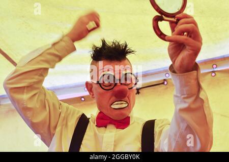 Kramatorsk, Ukraine. August 2021. Ein Künstler sah sich während der Kramatorsker Zeltshow an, wie er sich vorbereitete. Traditionelle Zeltshows sind im 21. Jahrhundert bei ukrainischen Menschen jeden Alters immer noch sehr beliebt. Kredit: SOPA Images Limited/Alamy Live Nachrichten Stockfoto