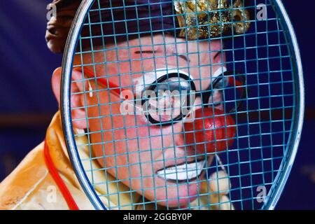 Kramatorsk, Ukraine. August 2021. Ein Künstler hat vor der Kramatorsker Zeltshow gesehen, wie er für ein Foto posierte. Traditionelle Zeltshows sind im 21. Jahrhundert bei ukrainischen Menschen jeden Alters immer noch sehr beliebt. Kredit: SOPA Images Limited/Alamy Live Nachrichten Stockfoto