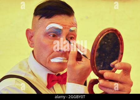 Kramatorsk, Ukraine. August 2021. Ein Künstler hat gesehen, wie er sich vor der Kramatorsker Zeltshow fertig gemacht hat.traditionelle Zeltshows sind im 21. Jahrhundert bei ukrainischen Menschen jeden Alters immer noch sehr beliebt. Kredit: SOPA Images Limited/Alamy Live Nachrichten Stockfoto