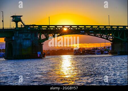 Ballard Bridge bei Sonnenuntergang, Seattle WA Stockfoto