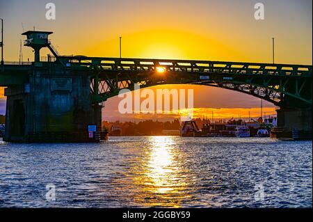 Ballard Bridge bei Sonnenuntergang, Seattle WA Stockfoto