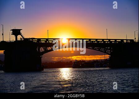 Ballard Bridge bei Sonnenuntergang, Seattle WA Stockfoto