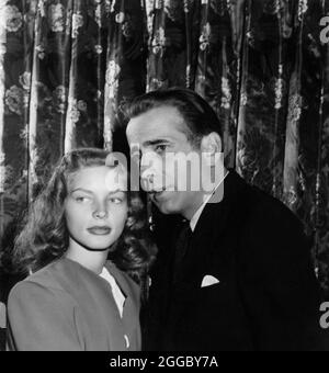 HUMPHREY BOGART und LAUREN BACALL 1945 Portrait kurz vor ihrer Hochzeit von MILTON GOLD Publicity für Warner Bros Stockfoto