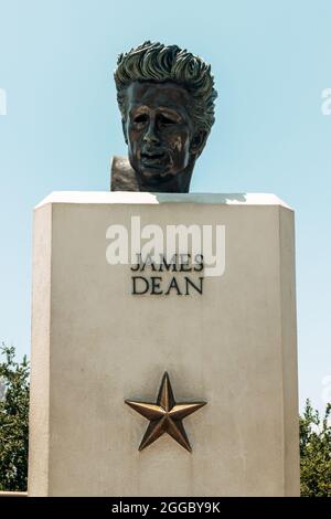 LOS ANGELES, USA - 23. Mai 2020: Eine vertikale Aufnahme von James Dean Bust am Griffith Observatory in Los Angeles, Kalifornien, USA Stockfoto