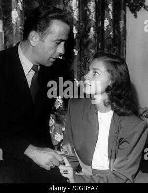 HUMPHREY BOGART und LAUREN BACALL 1945 Portrait kurz vor ihrer Hochzeit von MILTON GOLD Publicity für Warner Bros Stockfoto