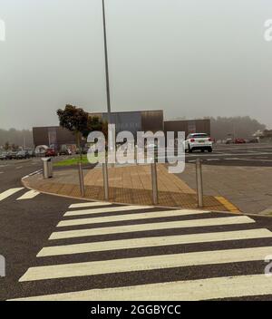 Fort Kinnaird Shopping Centre ist ein großes Einkaufszentrum mit verschiedenen Einzelhandelseinheiten zum Einkaufen in einer Gegend, Edinburgh, Schottland, Großbritannien Stockfoto