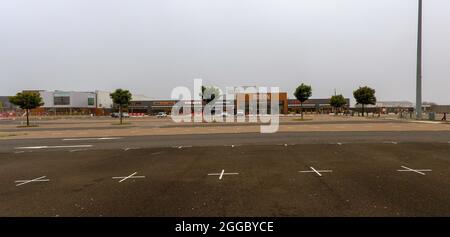 Fort Kinnaird Shopping Centre ist ein großes Einkaufszentrum mit verschiedenen Einzelhandelseinheiten zum Einkaufen in einer Gegend, Edinburgh, Schottland, Großbritannien Stockfoto