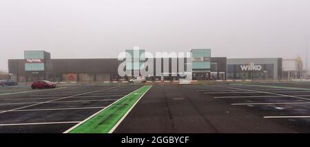 Fort Kinnaird Shopping Centre ist ein großes Einkaufszentrum mit verschiedenen Einzelhandelseinheiten zum Einkaufen in einer Gegend, Edinburgh, Schottland, Großbritannien Stockfoto