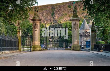 Seitentore zum Eingang des Holyrood Palace, Edinburgh, Schottland, Großbritannien Stockfoto