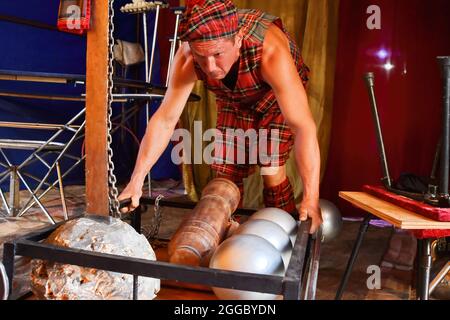 Kramatorsk, Ukraine. August 2021. Ein Künstler sah sich während der Kramatorsker Zeltshow an, wie er sich vorbereitete. Traditionelle Zeltshows sind im 21. Jahrhundert bei ukrainischen Menschen jeden Alters immer noch sehr beliebt. (Foto von Andriy Andriyenko/SOPA Images/Sipa USA) Quelle: SIPA USA/Alamy Live News Stockfoto