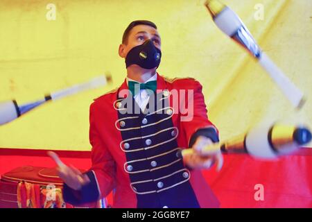 Kramatorsk, Ukraine. August 2021. Ein Künstler, der vor der Kramatorsker Zeltshow jongliert.traditionelle Zeltshows sind noch im 21. Jahrhundert bei ukrainischen Menschen jeden Alters sehr beliebt. (Foto von Andriy Andriyenko/SOPA Images/Sipa USA) Quelle: SIPA USA/Alamy Live News Stockfoto