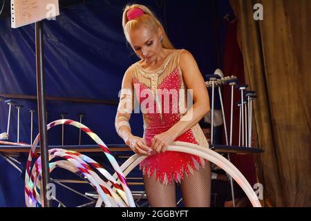 Kramatorsk, Ukraine. August 2021. Ein Künstler sah sich während der Kramatorsker Zeltshow an, wie er sich vorbereitete. Traditionelle Zeltshows sind im 21. Jahrhundert bei ukrainischen Menschen jeden Alters immer noch sehr beliebt. (Foto von Andriy Andriyenko/SOPA Images/Sipa USA) Quelle: SIPA USA/Alamy Live News Stockfoto