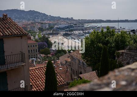 Cannes, Frankreich - 16. Juni 2021 - Blick auf den Alten Hafen vom Hang des Mont Chevalier (Le Suquet) Stockfoto