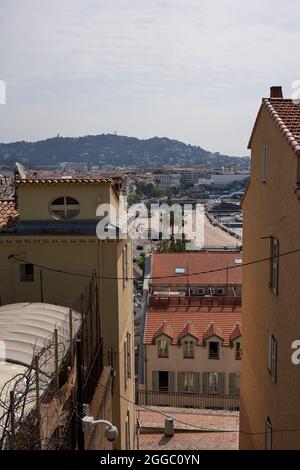 Cannes, Frankreich - 16. Juni 2021 - Blick auf den Alten Hafen vom Hang des Mont Chevalier (Le Suquet) Stockfoto