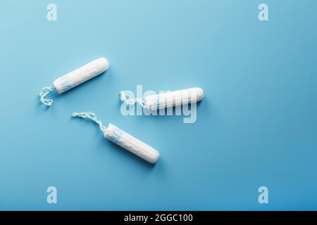 Gynäkologische Tampons auf blauem Hintergrund, freier Platz Stockfoto