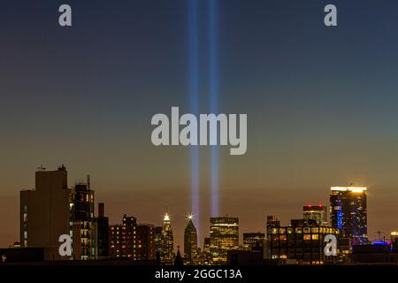 Blick auf die Tribute of Lights im World Trade Center Tower. Blick auf Lower Manhattan von East Williamsburg, Brooklyn. Aufgenommen am 11. September 2020. Stockfoto