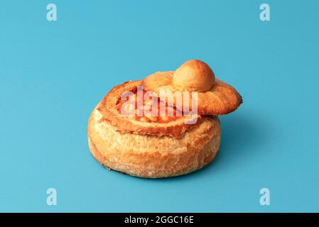 Traditionelles Gericht mit gebackenen Bohnen in einer Schüssel aus einem Laib Brot. Hausgemachtes Brot gefüllt mit gebackenen Bohnen. Stockfoto