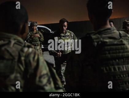 Der Generalmajor Christopher Donahue, die 82. Luftlanddivision, die den General kommandiert, spricht mit Fallschirmjägern auf dem Hamid Karzai International Airport in Kabul, Afghanistan, 25. August 2021. Die 82. ABN. Div. Unterstützt weiterhin die sichere Evakuierung von US-Bürgern, Visa für Sondereinwanderer und anderen gefährdeten Afghanen aus Afghanistan so schnell und sicher wie möglich. (USA Foto der Armee) Stockfoto