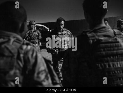 Der Generalmajor Christopher Donahue, die 82. Luftlanddivision, die den General kommandiert, spricht mit Fallschirmjägern auf dem Hamid Karzai International Airport in Kabul, Afghanistan, 25. August 2021. Die 82. ABN. Div. Unterstützt weiterhin die sichere Evakuierung von US-Bürgern, Visa für Sondereinwanderer und anderen gefährdeten Afghanen aus Afghanistan so schnell und sicher wie möglich. (USA Foto der Armee) Stockfoto