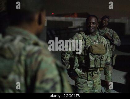 Befehl Sgt. Maj. David Pitt, der hochrangige Vorsitzende der 82. Luftlandedivision, spricht mit Fallschirmjägern am Hamid Karzai International Airport in Kabul, Afghanistan, 25. August 2021. Die 82. ABN. Div. Unterstützt weiterhin die sichere Evakuierung von US-Bürgern, Visa für Sondereinwanderer und anderen gefährdeten Afghanen aus Afghanistan so schnell und sicher wie möglich. Stockfoto