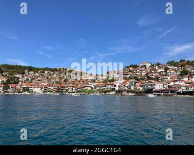 Ohrid Altstadt mit Blick auf die Berge vom See Stockfoto