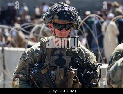Die 82nd Airborne Division ist ein Fallschirmjäger, der dem Kampfteam der 1. Brigade zugewiesen ist und Sicherheit leistet, da die Division weiterhin dazu beiträgt, die sichere Evakuierung von US-Bürgern, Visa-Antragstellern für Sondereinwanderer, Und andere gefährdete Afghanen, die so schnell und sicher wie möglich vom Hamid Karzai International Airport in Kabul aus Afghanistan abfliegen, 26. August 2021. (USA Foto der Armee) Stockfoto