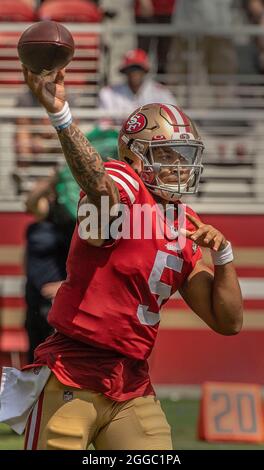 Santa Clara, Kalifornien, USA. August 2021. San Francisco 49ers Quarterback Trey Lance am Sonntag, den 29. August 2021, im Levis Stadium in Santa Clara, Kalifornien. Die 49ers besiegten die Las Vegas Raiders 34-10. (Bild: © Al Golub/ZUMA Press Wire) Stockfoto