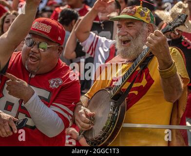 Santa Clara, Kalifornien, USA. August 2021. Bango Mann in der Menge am Sonntag, 29. August 2021, im Levis Stadium in Santa Clara, Kalifornien. Die 49ers besiegten die Las Vegas Raiders 34-10. (Bild: © Al Golub/ZUMA Press Wire) Stockfoto