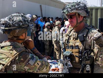 Fallschirmjäger, die dem Kampfteam der 1. Brigade, der 82. Luftlandedivision, zugewiesen sind, diskutieren über die bevorstehenden Operationen am Hamid Karzai International Airport in Kabul, Afghanistan, 25. August 2021. Die 82. ABN. Div. Unterstützt weiterhin die sichere Evakuierung von US-Bürgern, Visa für Sondereinwanderer und anderen gefährdeten Afghanen aus Afghanistan so schnell und sicher wie möglich. (USA Foto der Armee) Stockfoto