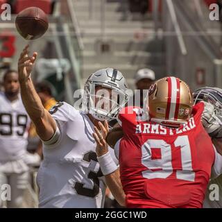 Santa Clara, Kalifornien, USA. August 2021. Der Quarterback der Las Vegas Raiders Nathan Peterman spielt am Sonntag, den 29. August 2021, im Levis Stadium in Santa Clara, Kalifornien, den Ball über den Kopf des San Francisco 49ers Defensive End Arik Armstead. Die 49ers besiegten die Las Vegas Raiders 34-10. (Bild: © Al Golub/ZUMA Press Wire) Stockfoto