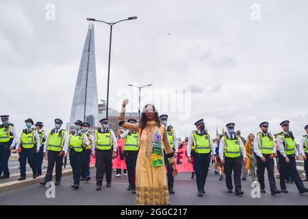 London, Großbritannien. August 2021. Demonstranten und Polizei auf der London Bridge. Extinction Rebellion Demonstranten marschierten im Rahmen ihrer zweiwöchigen Kampagne „Impossible Rebellion“ von News UK zur Tower Bridge. (Kredit: Vuk Valcic / Alamy Live News) Stockfoto