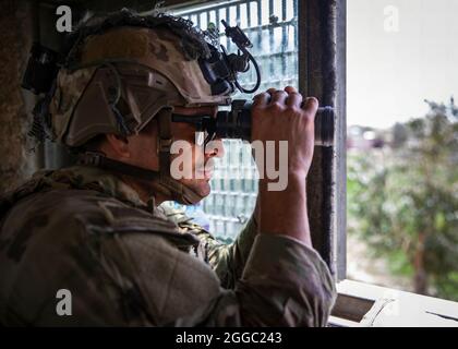 Ein Fallschirmjäger, der der B-Kompanie, dem 2. Bataillon, dem 501. Fallschirmjäger, dem Infanterieregiment, dem 1. Brigadekampfteam und der 82. Luftlandedivision zugewiesen ist, führt im August 29 Sicherheitsdienste auf dem Hamid Karzai International Airport in Kabul, Afghanistan, durch. Die 82. ABN. Div. Unterstützt weiterhin die sichere Evakuierung von US-Bürgern, Visa für Sondereinwanderer und anderen gefährdeten Afghanen aus Afghanistan so schnell und sicher wie möglich. (USA Armeefoto von Meister Sgt. Alexander Burnett) Stockfoto