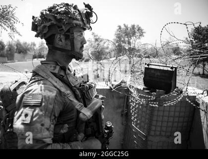 Ein Fallschirmjäger, der der B-Kompanie, dem 2. Bataillon, dem 501. Fallschirmjäger, dem Infanterieregiment, dem 1. Brigadekampfteam und der 82. Luftlandedivision zugewiesen ist, führt im August 29 Sicherheitsdienste auf dem Hamid Karzai International Airport in Kabul, Afghanistan, durch. Die 82. ABN. Div. Unterstützt weiterhin die sichere Evakuierung von US-Bürgern, Visa für Sondereinwanderer und anderen gefährdeten Afghanen aus Afghanistan so schnell und sicher wie möglich. (USA Armeefoto von Meister Sgt. Alexander Burnett) Stockfoto