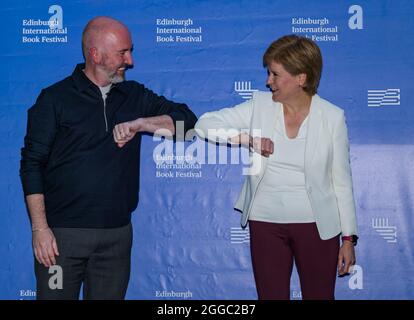 Edinburgh, Schottland, Großbritannien, 30. August 2021. Edinburgh International Book Festival: Im Bild: Die erste Ministerin Nicola Sturgeon und Douglas Stuart, Gewinner des Booker-Preises, beim Buchfestival, bei einem Ellenbogengruß Stockfoto