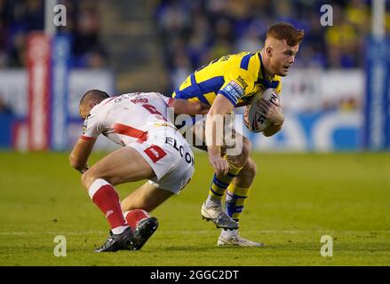 St Helens' James Roby (links) und Warrington Wolves' Ellis Longstaff in Aktion während des Betfred Super League-Spiels im Halliwell Jones Stadium, Warrington. Bild Datum: Montag, 30. August 2021. Stockfoto