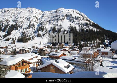 Blick auf Lech am Arlberg im Winter Stockfoto