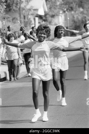 Austin Texas USA, 1989: Twirlers marschieren in einer Parade zum Juneteenth, die an das Datum erinnert, an dem versklavte Schwarze in Texas erfuhren, dass der Bürgerkrieg in den Vereinigten Staaten beendet war und dass sie befreit wurden. ©Bob Daemmrich Stockfoto