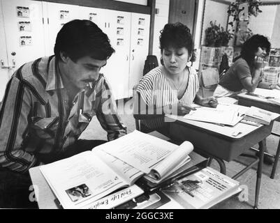 Austin Texas USA, 1989: Hispanische Einwanderer sehen sich das Arbeitsblatt während des Englischkurses im Gemeindezentrum an. ©Bob Daemmrich Stockfoto