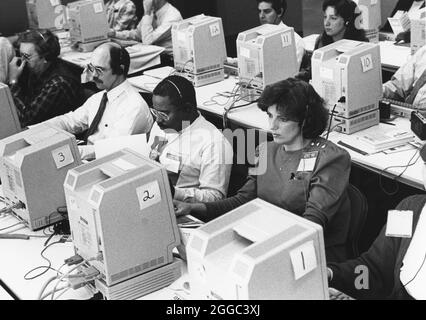 Austin Texas USA, 1990: Computerschulung für Regierungsangestellte auf Macintosh-Computersystemen. ©Bob Daemmrich Stockfoto