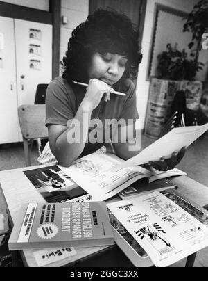 Austin Texas USA, 1989: Weibliche hispanische Einwanderin sieht sich während des Englischkurses im Gemeindezentrum ein Arbeitsblatt an. ©Bob Daemmrich Stockfoto