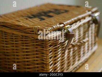 Ein gewebter Korb von Fortnum & Mason, London, Großbritannien Stockfoto