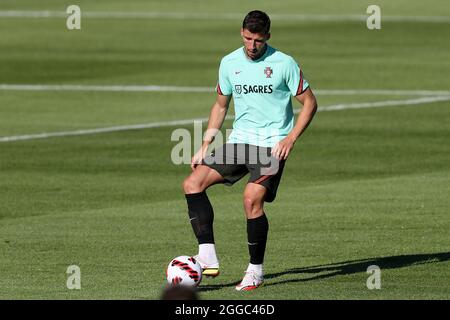 Oeiras, Portugal. August 2021. Portugals Verteidiger Ruben Dias in Aktion während einer Trainingseinheit im Trainingslager Cidade do Futebol in Oeiras, Portugal, am 30. August 2021, als Teil der Vorbereitung des Teams auf das bevorstehende Qualifikationsspiel der FIFA Fußball-Weltmeisterschaft Katar 2022 gegen Irland. (Bild: © Pedro Fiuza/ZUMA Press Wire) Bild: ZUMA Press, Inc./Alamy Live News Stockfoto