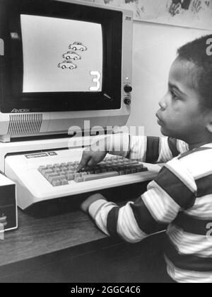 Austin Texas USA, 1989: Black Boy Kitchen Computer Center mit Apple Computer. ©Bob Daemmrich Stockfoto