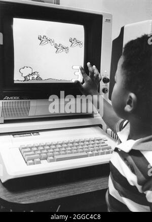 Austin Texas USA, 1989: Black Boy Kitchen Computer Center mit Apple Computer. ©Bob Daemmrich Stockfoto